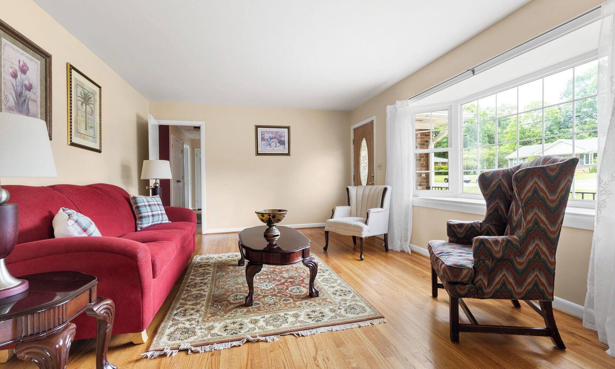 Raleigh House | Charming 3-bedroom house with AC in Raleigh for your stay