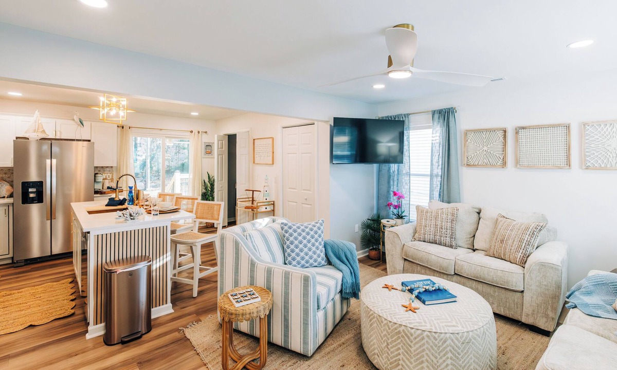 Lincolnville House | Charming Coastal Cottage in Historic Downtown Summerville