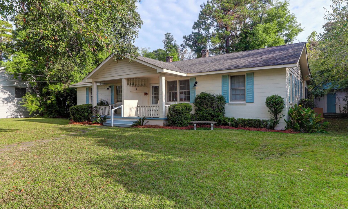 Summerville Historic District Cottage | Charming Cottage in Historic Summerville! 2-Bed 2-Bath Walk to shopping/dining!