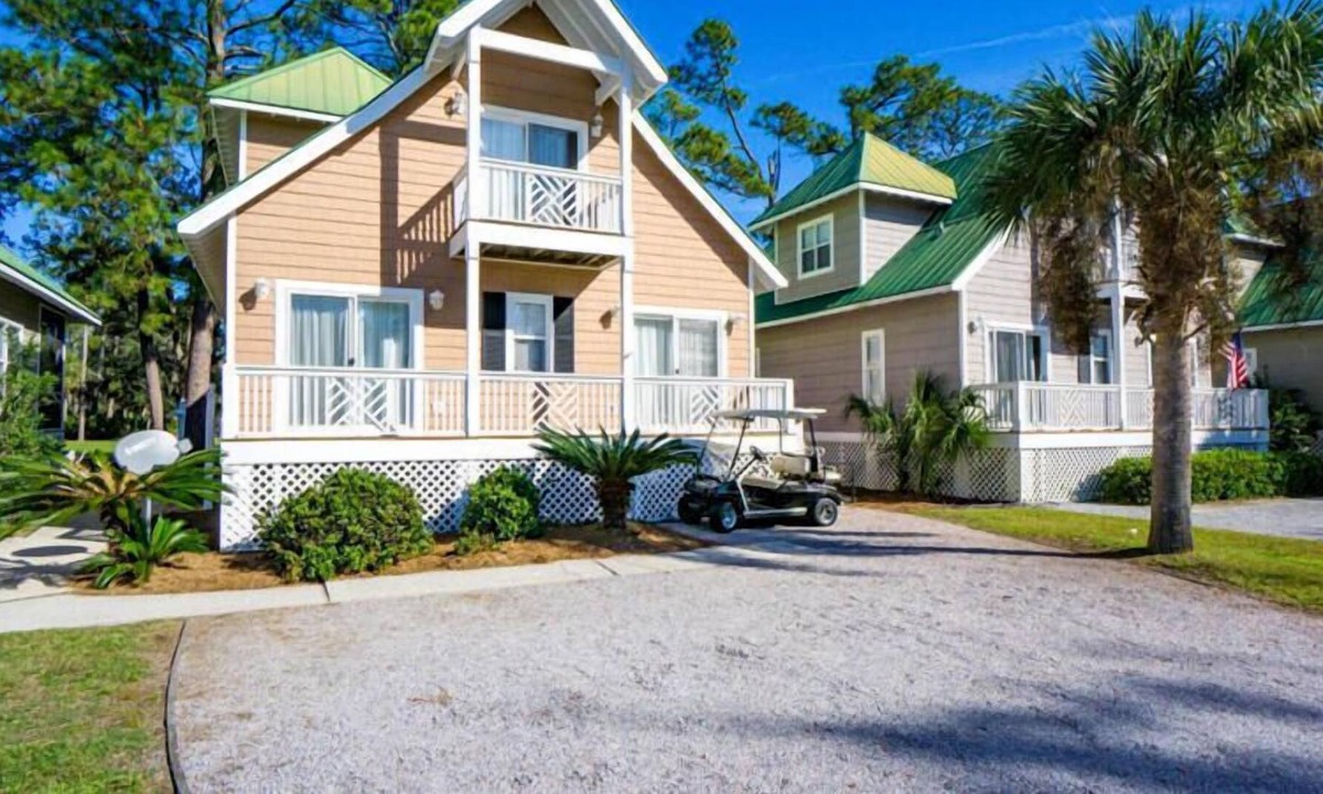 Saint Helena Island Cottage | Charming Cottage Near Marina & Boathouse w/ Sunny Golf Course Views