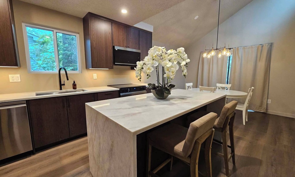 Rosewood Apartment | Chic 2 bedroom, 2 bathroom with high ceilings, natural light and balcony