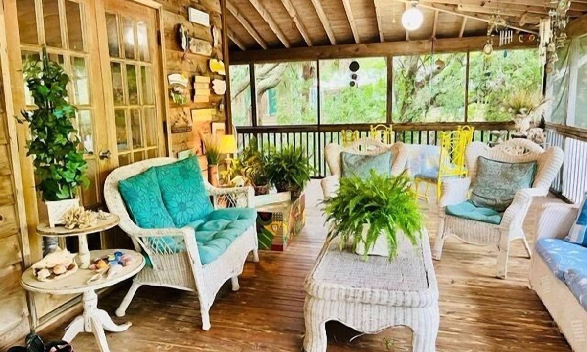 Sullivan's Island House | Classic Style Sullivan's Island house - Very Charming! 2 blocks to beach/1 Month Minimum Only!