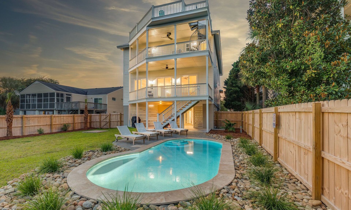Isle of Palms House | CLOSE TO CHARLESTON/ROOFTOP/LUXURY PROPERTY/POOL/OCEAN VIEW/GREAT FALL RATES