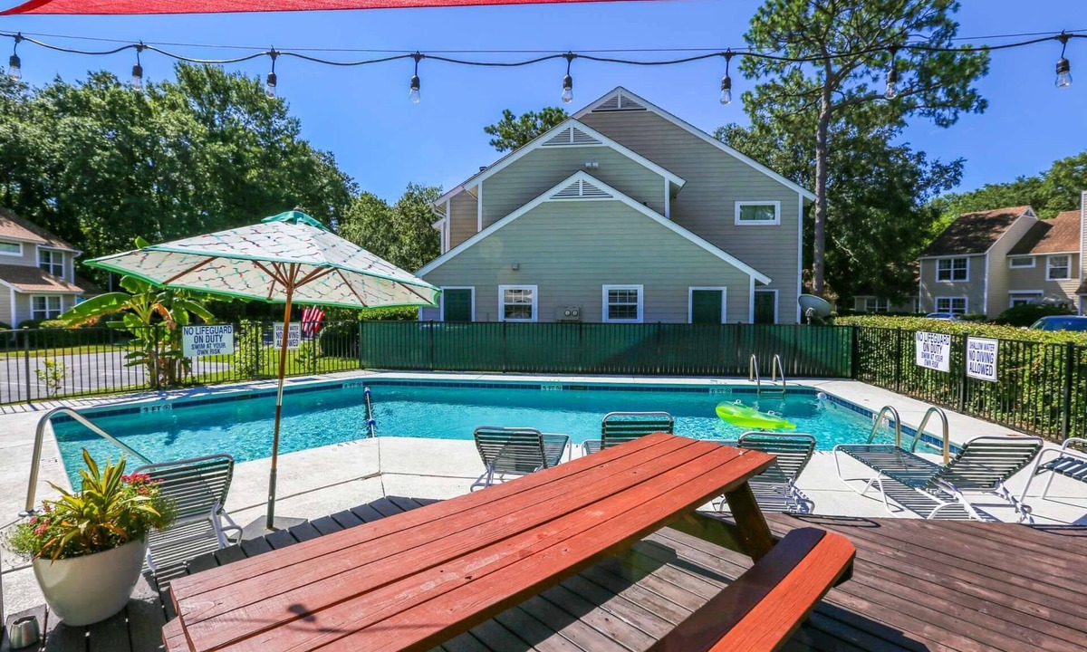 Mount Pleasant House | Community Pool! 12 Minutes to Beach & Downtown Charleston. Comfortable Family-Friendly Townhome.