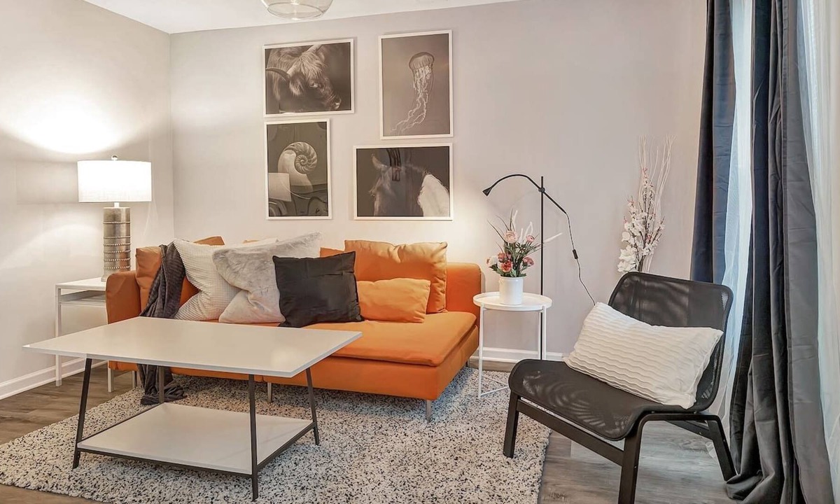 Ponderosa - Wingate House | Cool City Vibes 10 min from Uptown and Airport!
