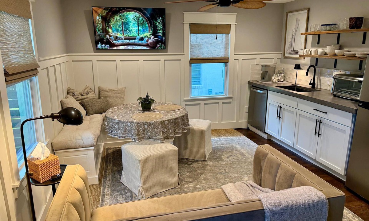 Charleston House | Cottage in Wagener Terrace; walk to Lowndes Grove