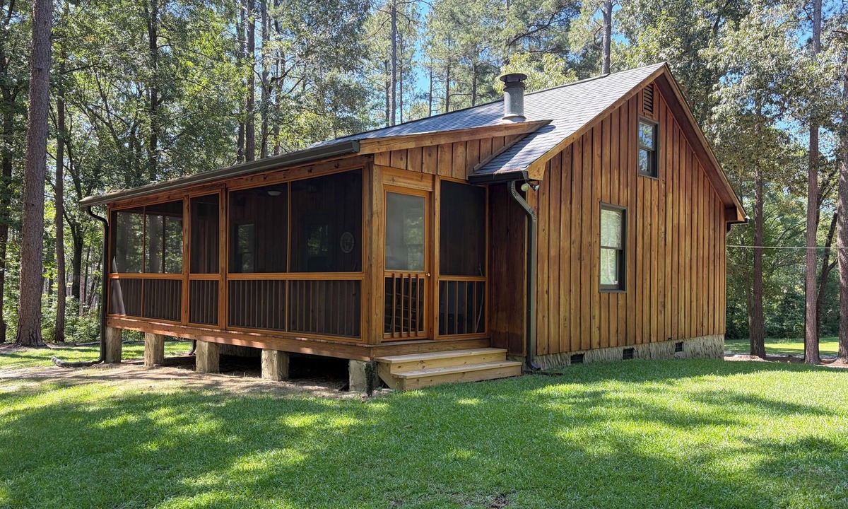 Quewhiffle Cabin | Cozy Cabin in the Woods, near Carolina Horse Park