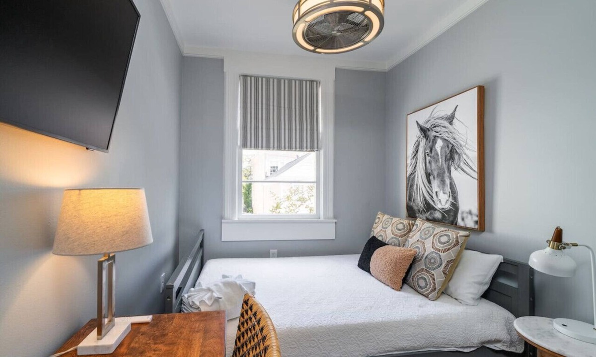 Radcliffeborough Apartment | Cozy & Chic Downtown Charleston Launchpad