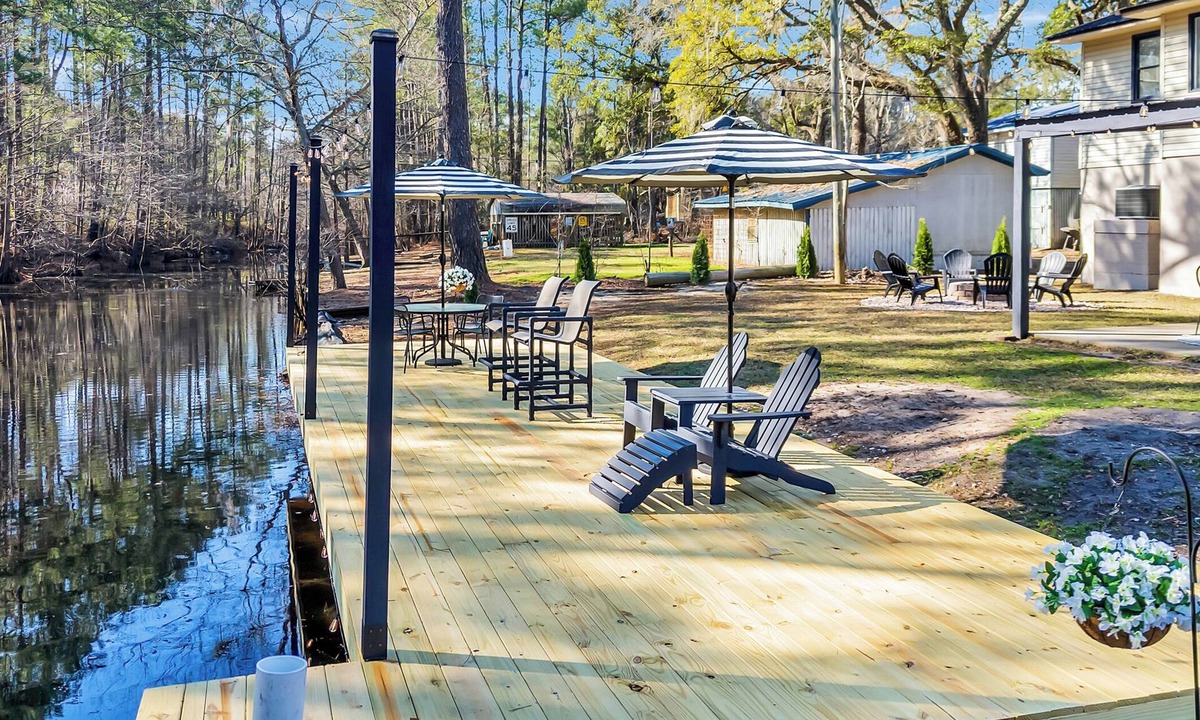 Conway House | Cozy & fun getaway on the water near Myrtle Beach!