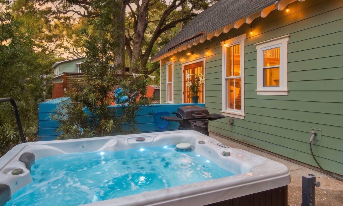 Charleston House | Cozy Island Cottage