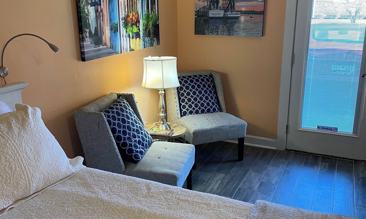 Mount Pleasant Apartment | Cozy Neighborhood One Bedroom. Minutes to the beach and downtown Charleston.