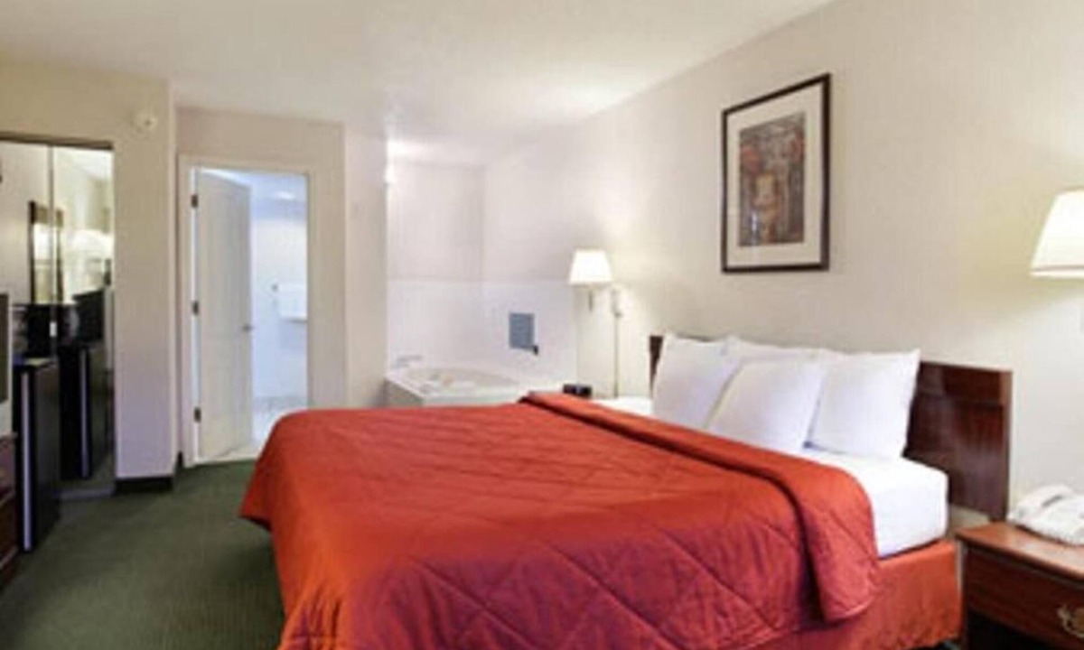 West Columbia Hotel | Days Inn & Suites by Wyndham Columbia Airport