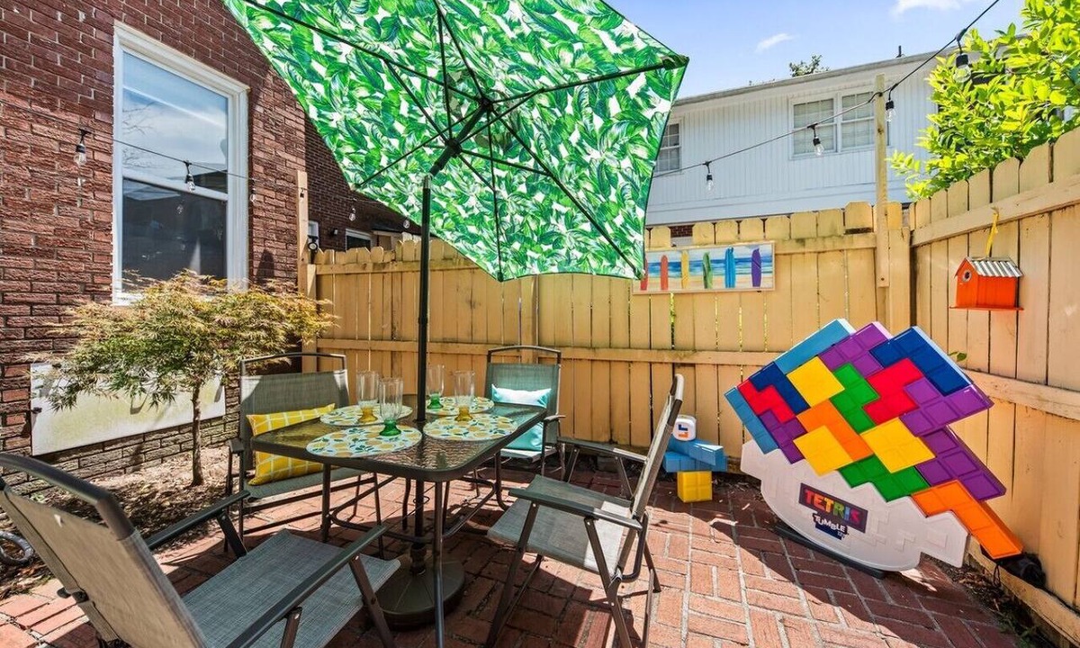 Mount Pleasant House | Dog-Friendly Townhome · 12 Min to Beach & Downtown CHS