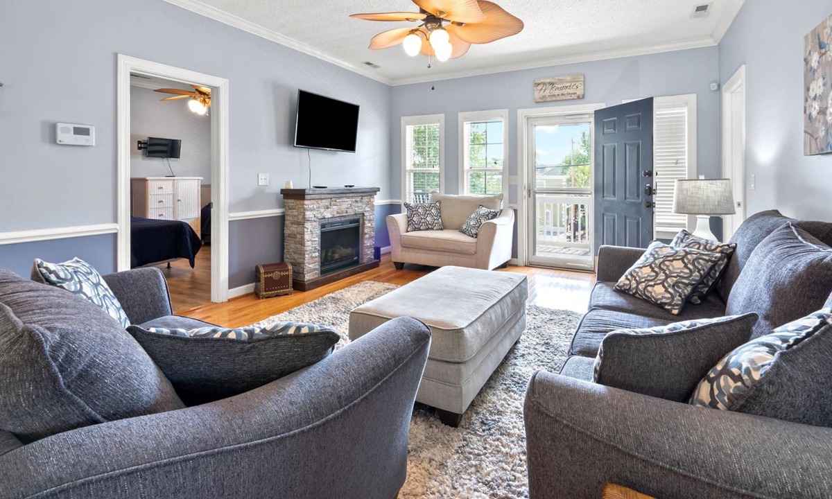 Crescent Beach House | Dog Friendly Luxe home/close to beach & Main Street-relaxing porches & yard