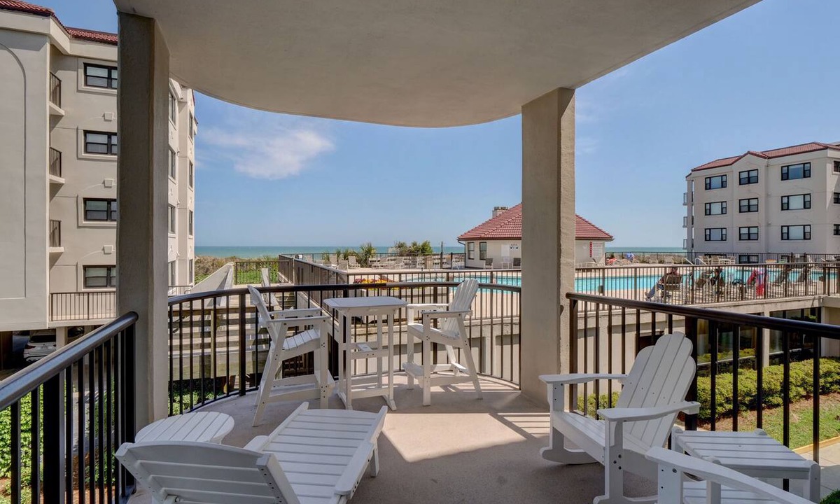Shell Island Condo | DR 3104 – Extra-large oceanfront condo with easy beach access, pool & tennis