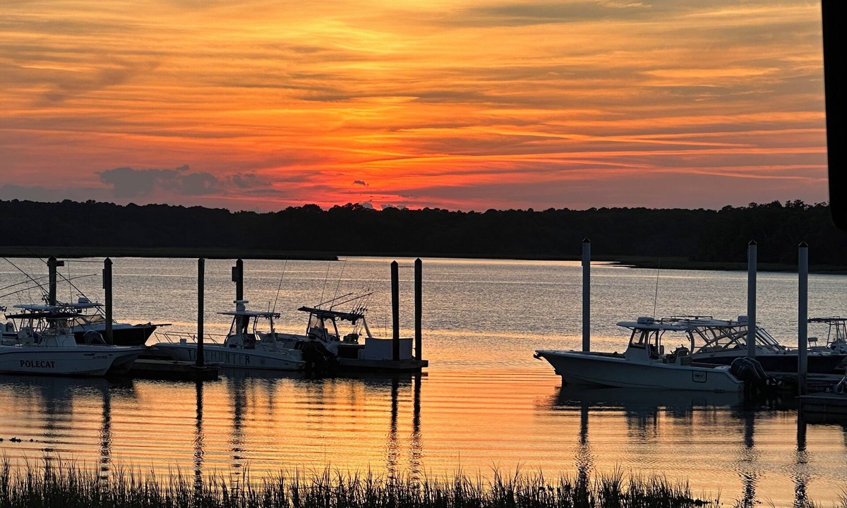 Folly Field Villa | EASY WALK TO THE BEACH - PETS WELCOME - STEPLESS - PRIVATE ENCLOSED PATIO