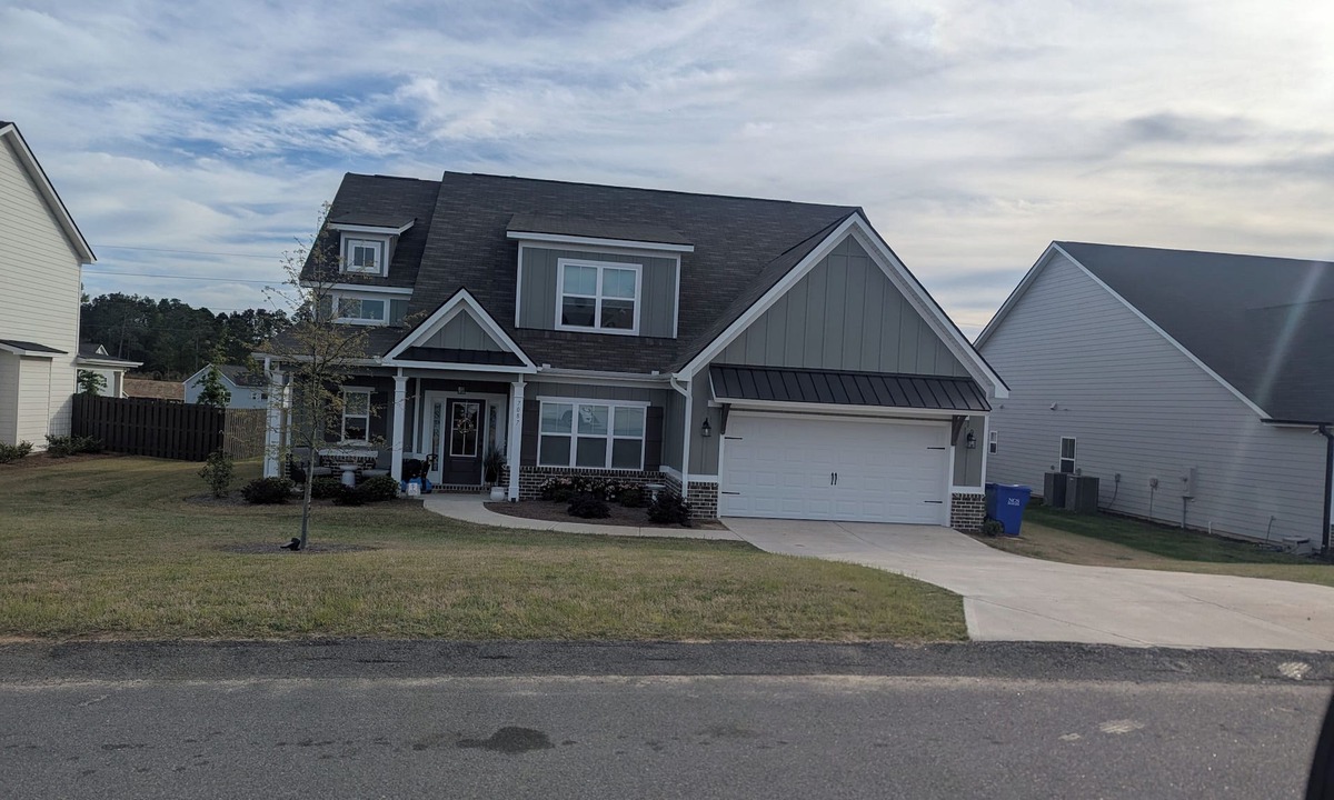 Langley House | Executive style Masters rental! Large 5 bed 3.5 bath. sleeps 12