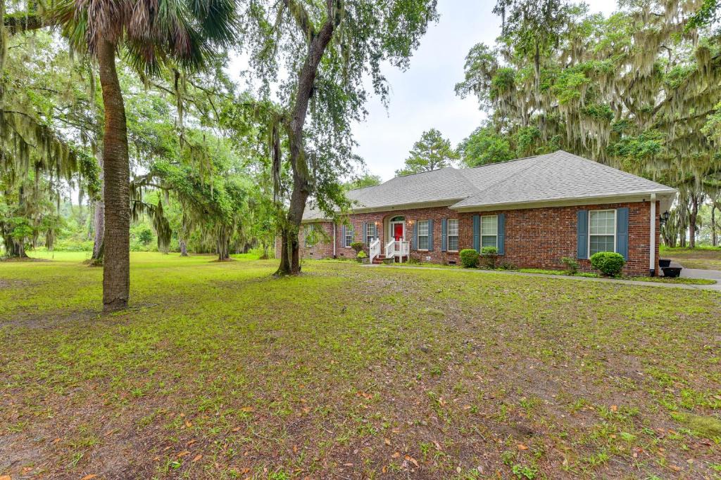 Beaufort House | Family Retreat in Beaufort: 3 Mi to Historic Dtwn