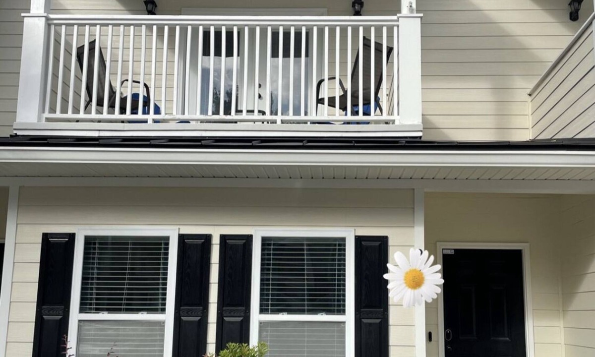 Mount Pleasant House | Family sized townhome! Close to Shipyard Park. Long term stays welcome!