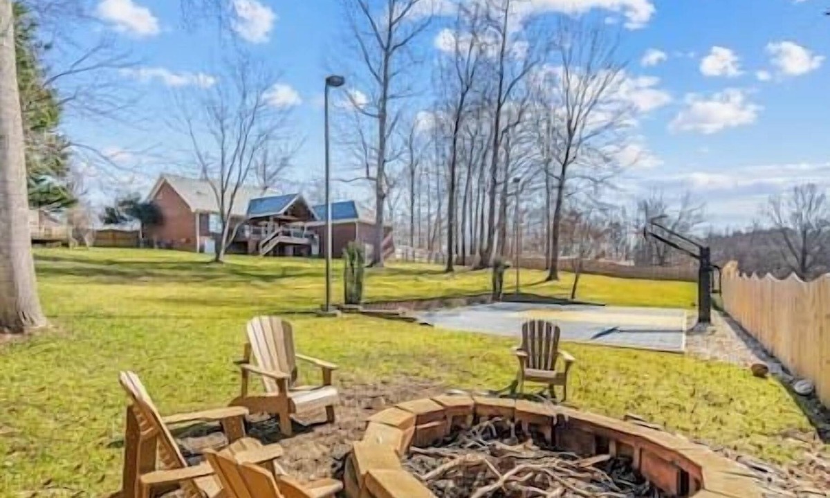 Greensboro House | Fantastic Cottage with big backyard near the city