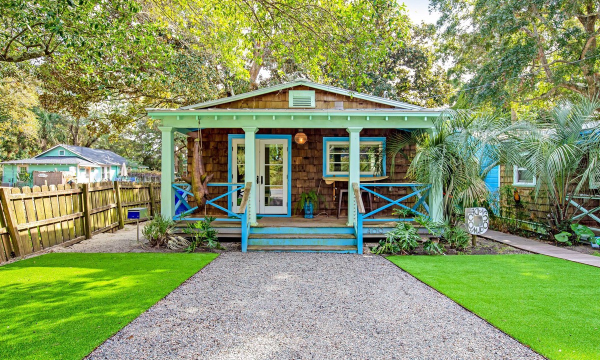 Folly Beach Cottage | Fun dog-friendly getaway near the beach with yard, kitchenette & WiFi