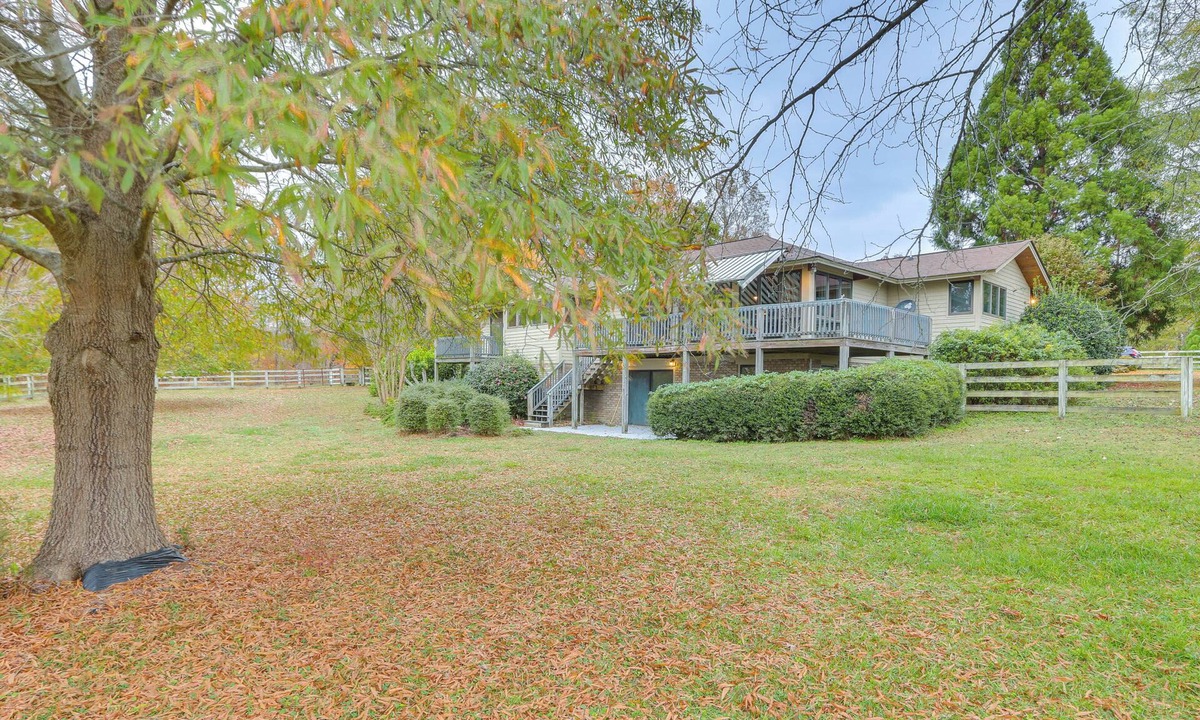 Siler City House | Great for Groups! Farmhouse in Jordan Lake Area