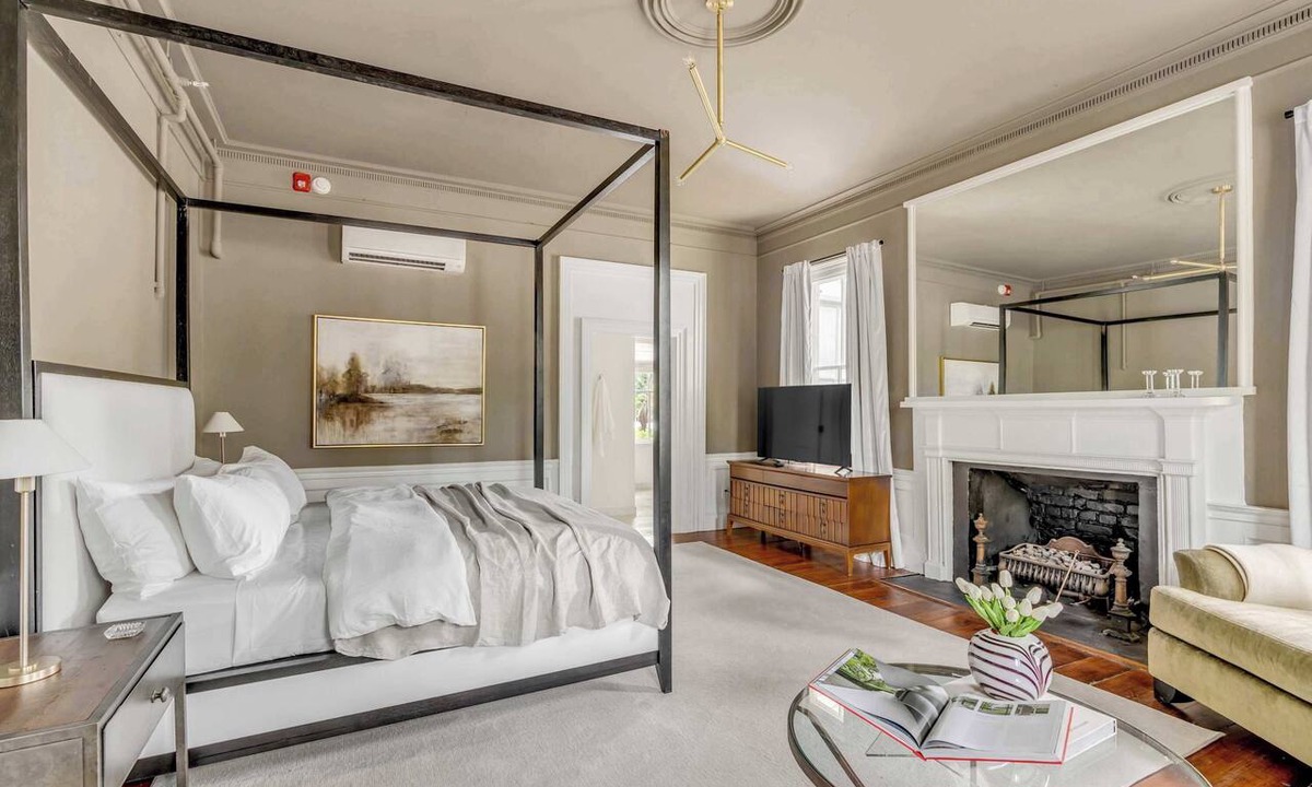The Old Commons House | Historic Boutique Hotel Suite w. Waterviews!