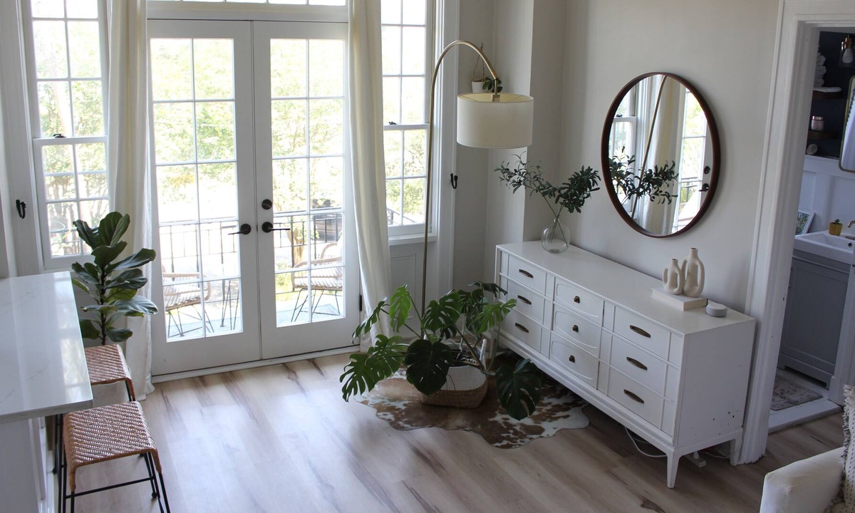 Harleston Village Condo | Historic Downtown Charleston Condo Overlooking Colonial Lake