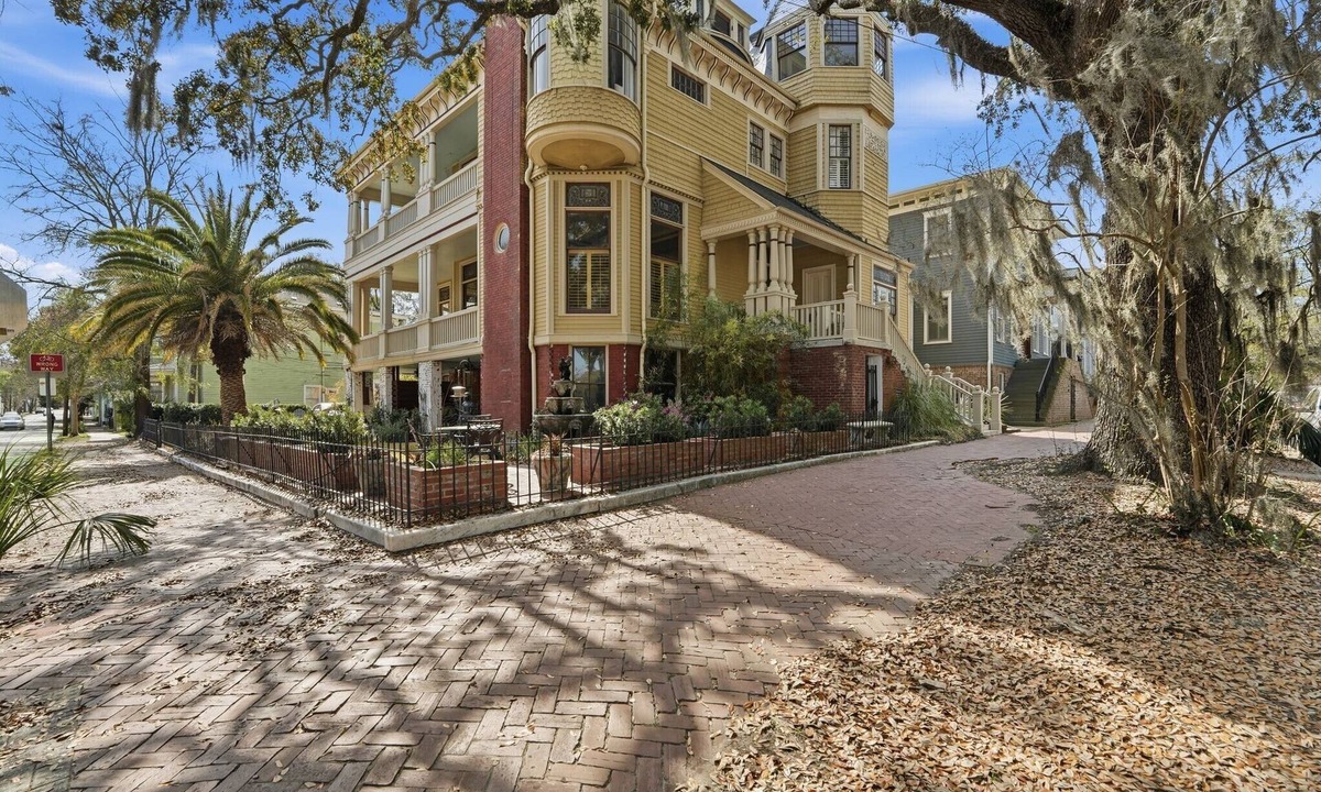 Historic Downtown Savannah House | Historic Victorian Mansion, many original features, great walkable area