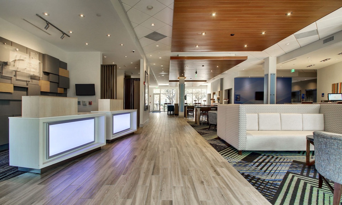Mount Pleasant Hotel | Holiday Inn Express & Suites Charleston NE Mt Pleasant US17 by IHG