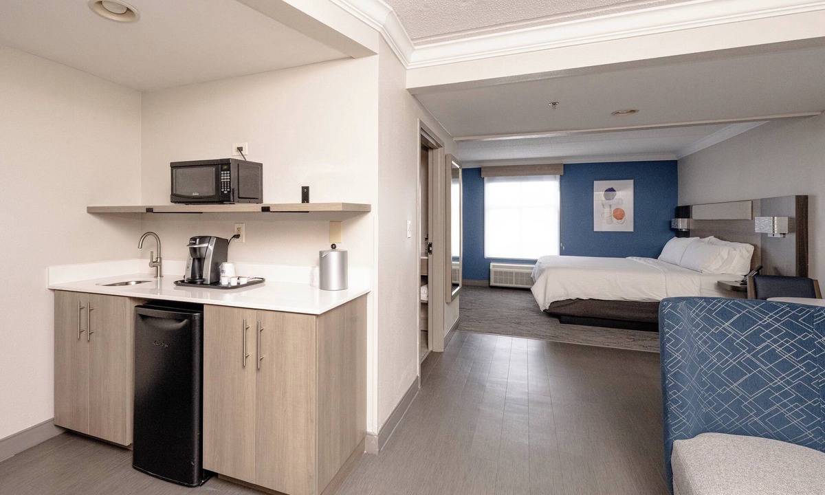 North Charleston Hotel | Holiday Inn Express & Suites Charleston - Northwoods by IHG