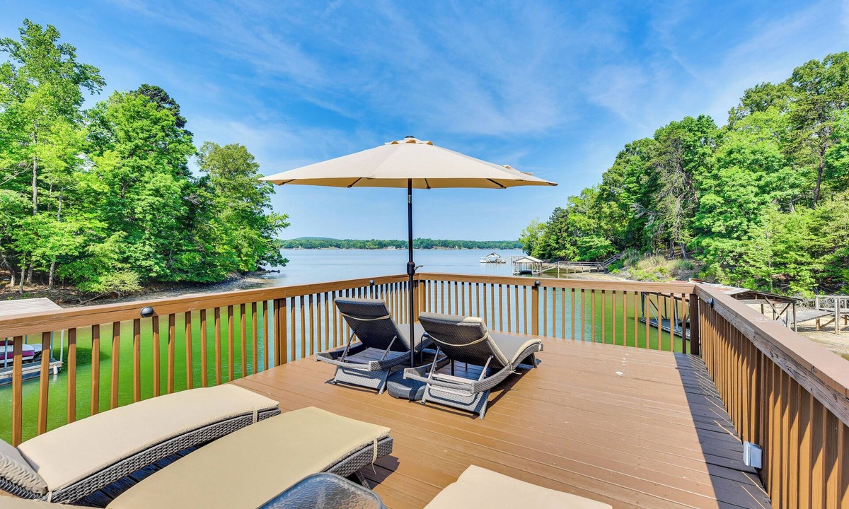 Bowling Green House | Hot Tub, Dock, Game Room! Stunning Lake Wylie Home