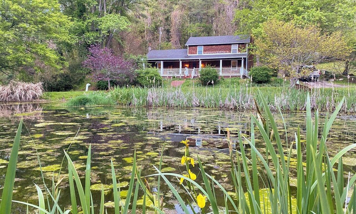 Floyd House | Huckleberry Floyd 3 BR Farmhouse Pond, Porch & Creek