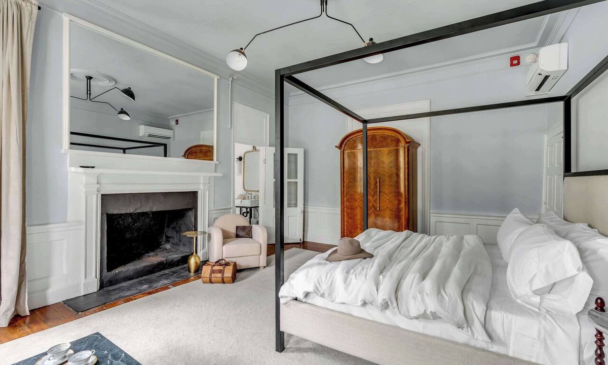 The Old Commons House | Huge King Suite w. Porches, near Downtown!