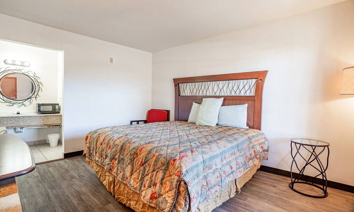 Walterboro - St. George Apartment | King Bed Non Smoking