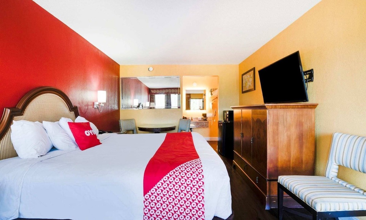 Cape Fear Apartment | King Bed|OYO Hotel Wade/Fayetteville I-95 South