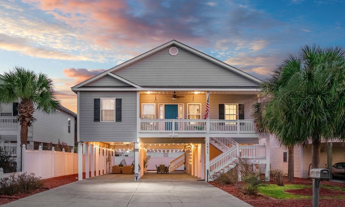 Crescent Beach House | Kings on Madison|Near Beach|4 King Beds|EV Charger