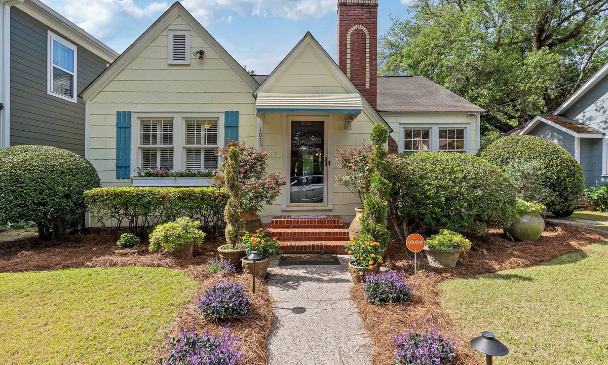 North Charleston House | La Petite Fleur Rouge | Elegant & Cozy 2/1 Getaway