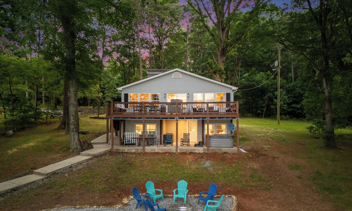 Lake Norman of Catawba House | Lake Days by AvantStay | Hot Tub + Firepit + Game Room & Private Dock Access