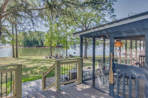 Camden House | Lake Wateree Retreat: Dock & Screened Porch!
