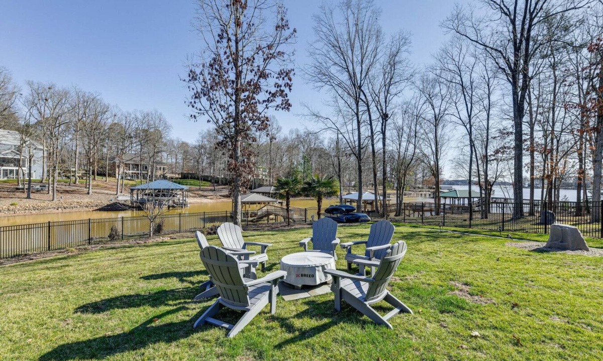 Terrell House | Lakefront Home w/Kayaks + Hot Tub | Sleeps 14