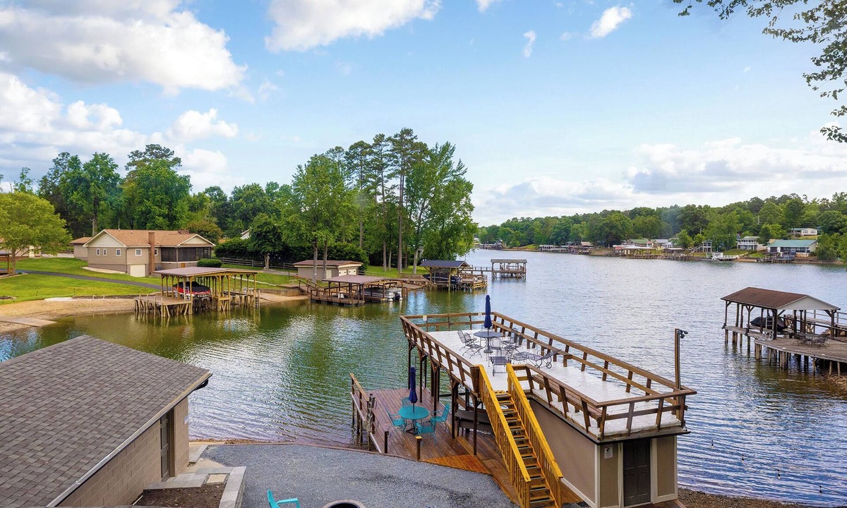 New London House | Lakefront on quiet cove at Badin Lake, Bear Necessities. Sleeps 10