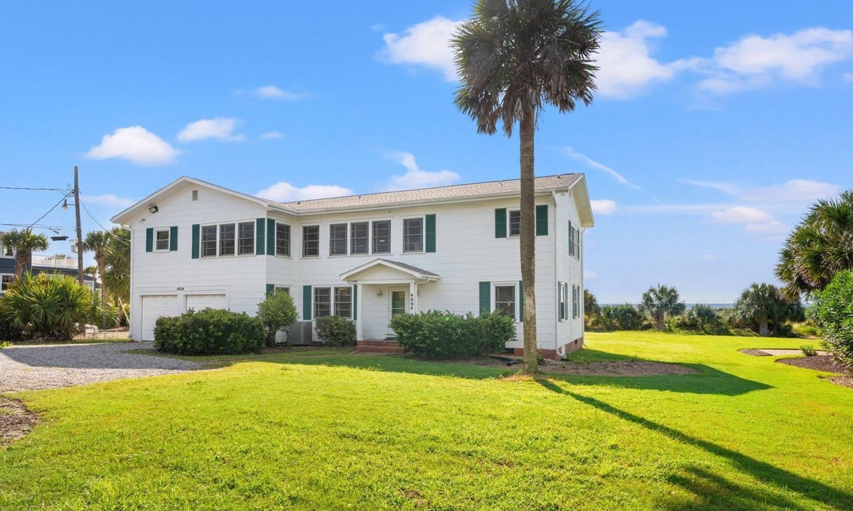 Golden Mile House | Large Oceanfront Pet Friendly Home perfect for Family Getaways at the Beachcombe
