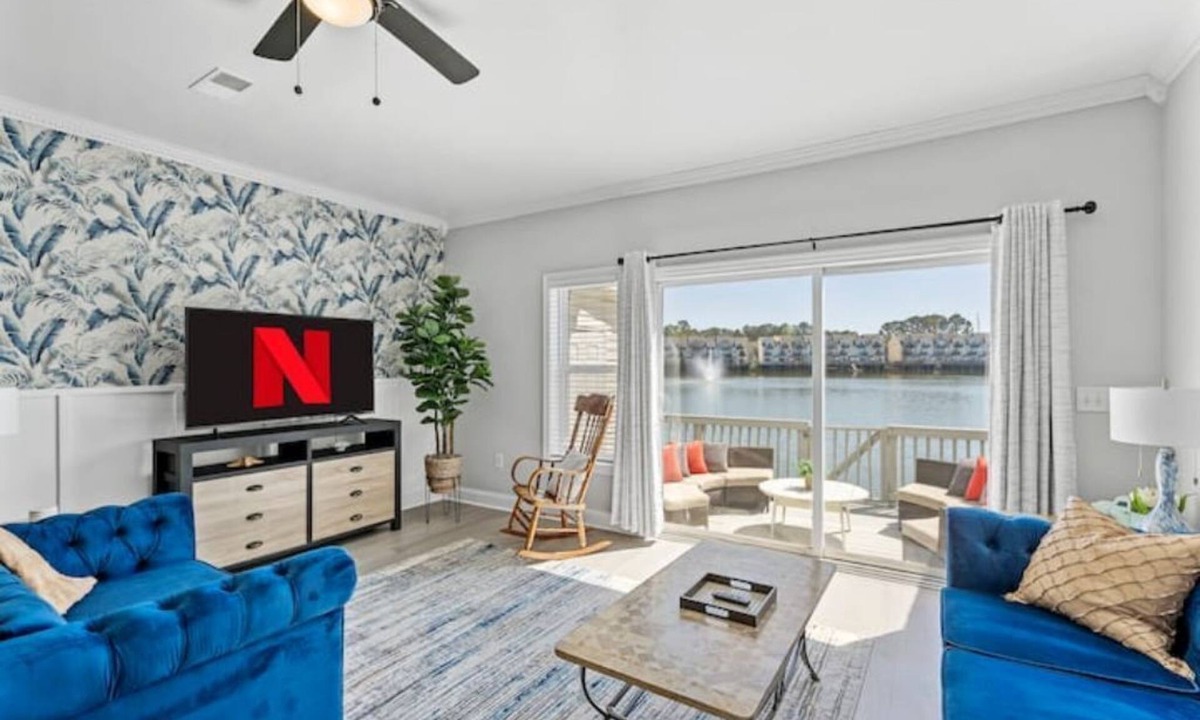 North Charleston House | Live on the Water! Lake Palmetto Palm w/Patio - 10Min to Downtown & Beaches