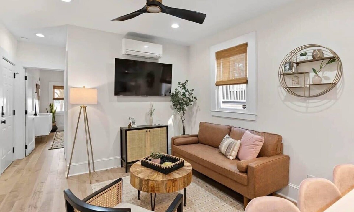 Cannonborough Elliotborough House | LOCATION! Stunning Downtown Home Steps to King St