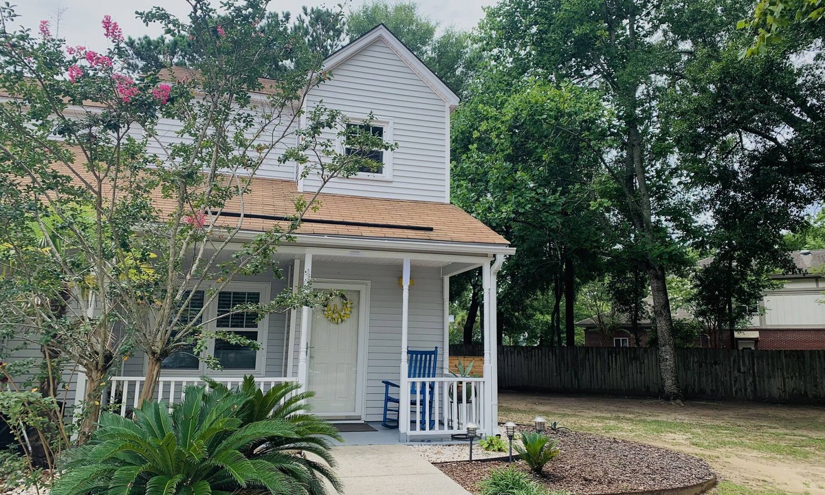 Mount Pleasant House | Lovely 2 BD Cottage halfway between sandy beaches and historic Charleston