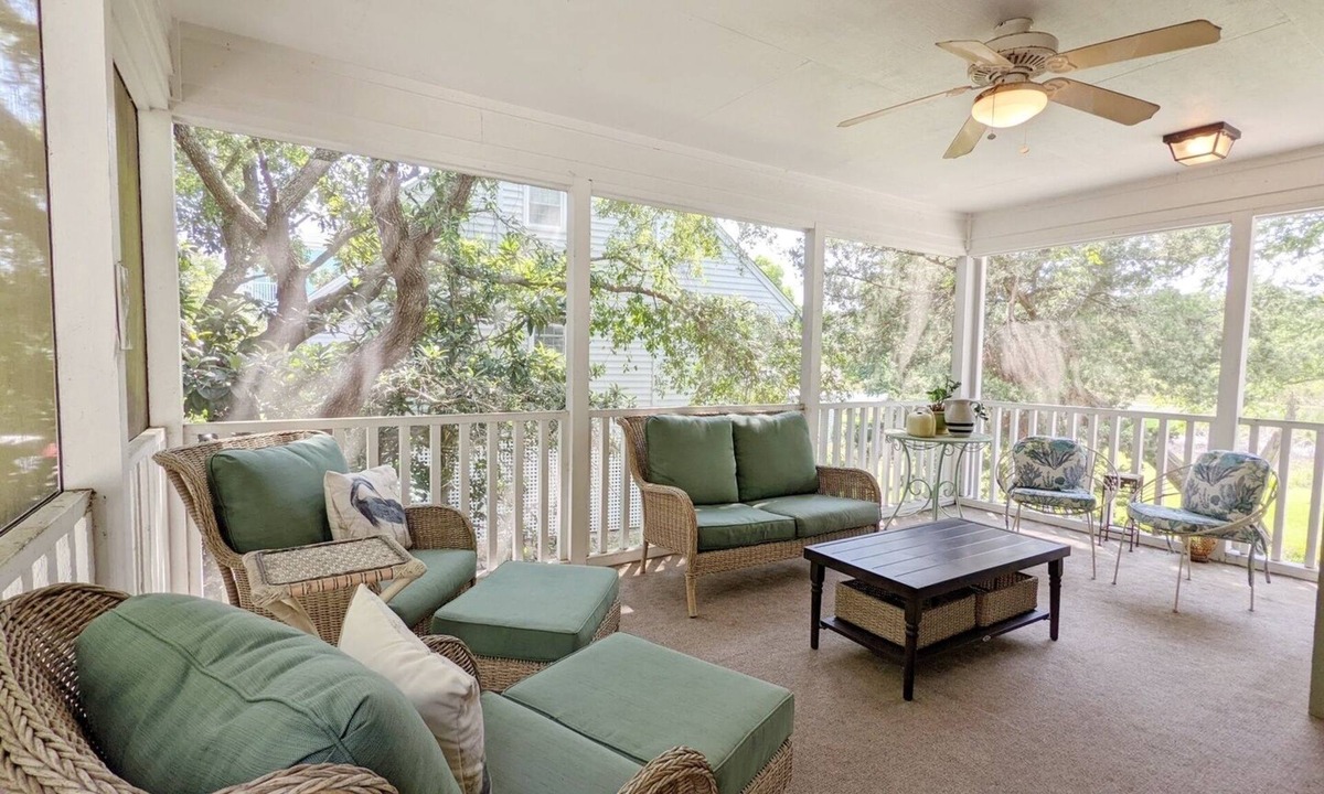 North Litchfield Beach House | Lovely beach home in N Litchfield on Flagg Lake.