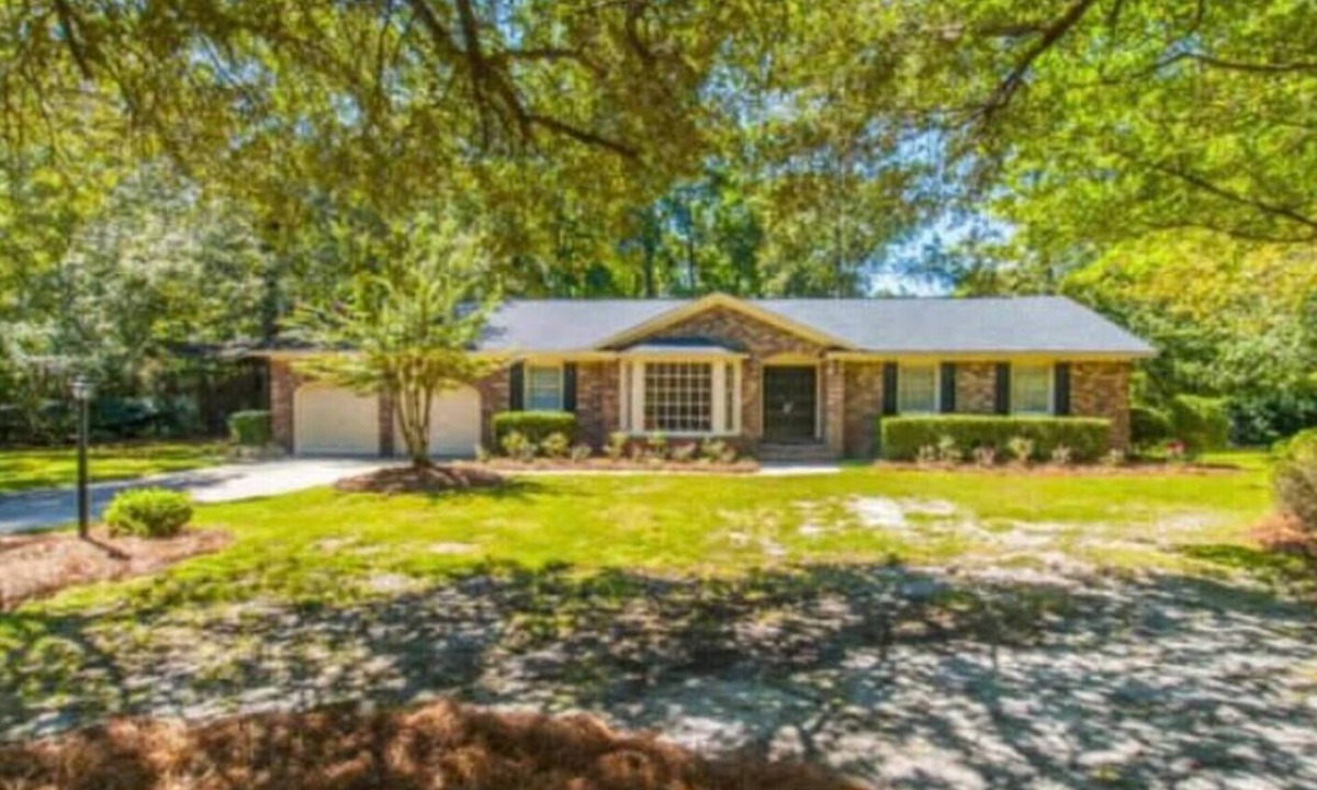 Hanahan House | Lowcountry Family Home in Historic Charleston neighborhood near beaches, pets!