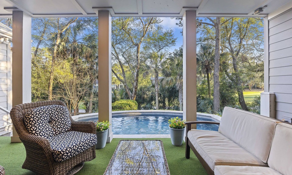 Vanderhorst Plantation House | Luxury 4 Bed with NEW POOL! Hot Tub! Right beside Allee of Oaks!