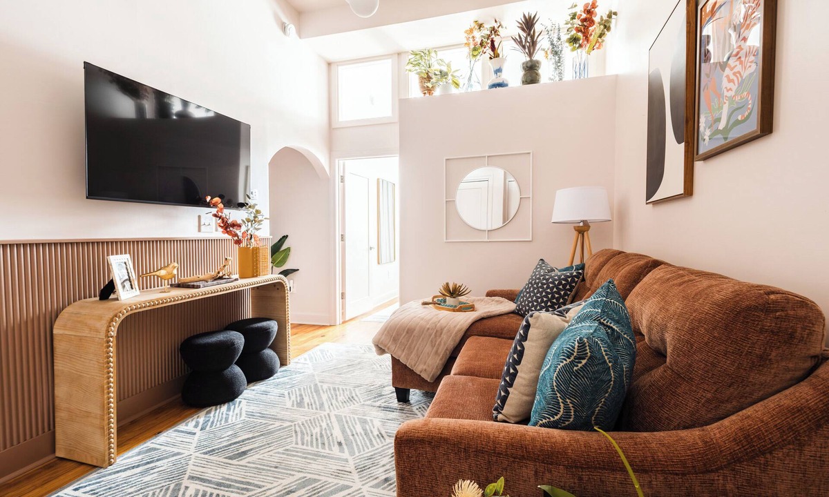Downtown Charleston Hotel | Luxury Historic Downtown Apt w/Parking | 360 King